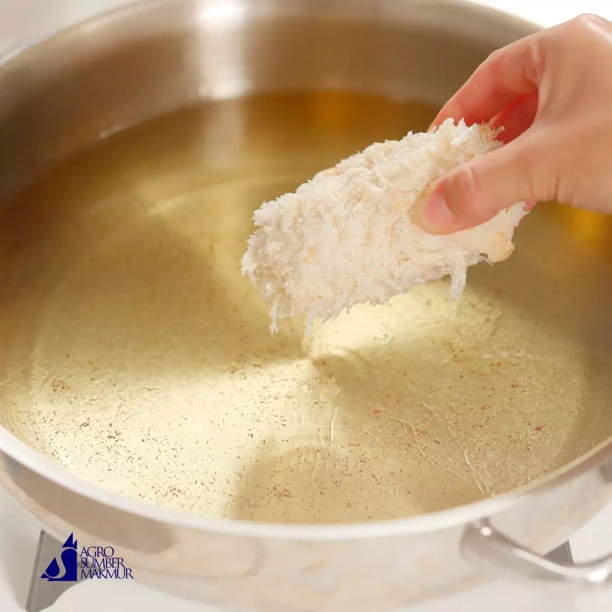 5. Menambahkan Makanan ke Minyak yang Belum Panas